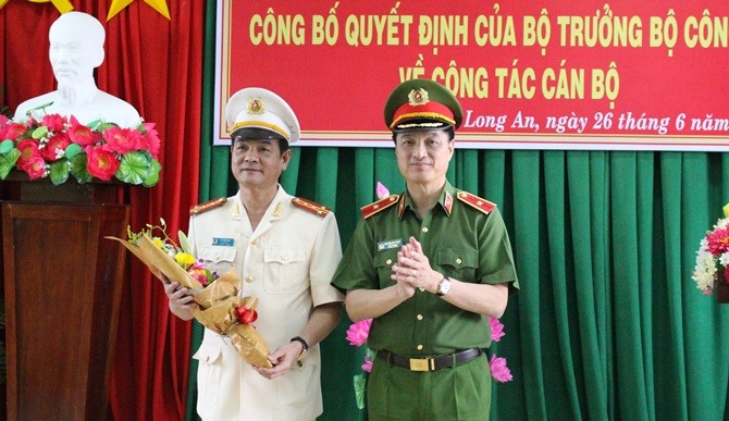 Thiếu tướng Nguyễn Duy Ngọc - Thứ trưởng Bộ Công an tặng hoa chúc mừng Đại tá Lê Hồng Nam.  Ảnh: Công an Long An