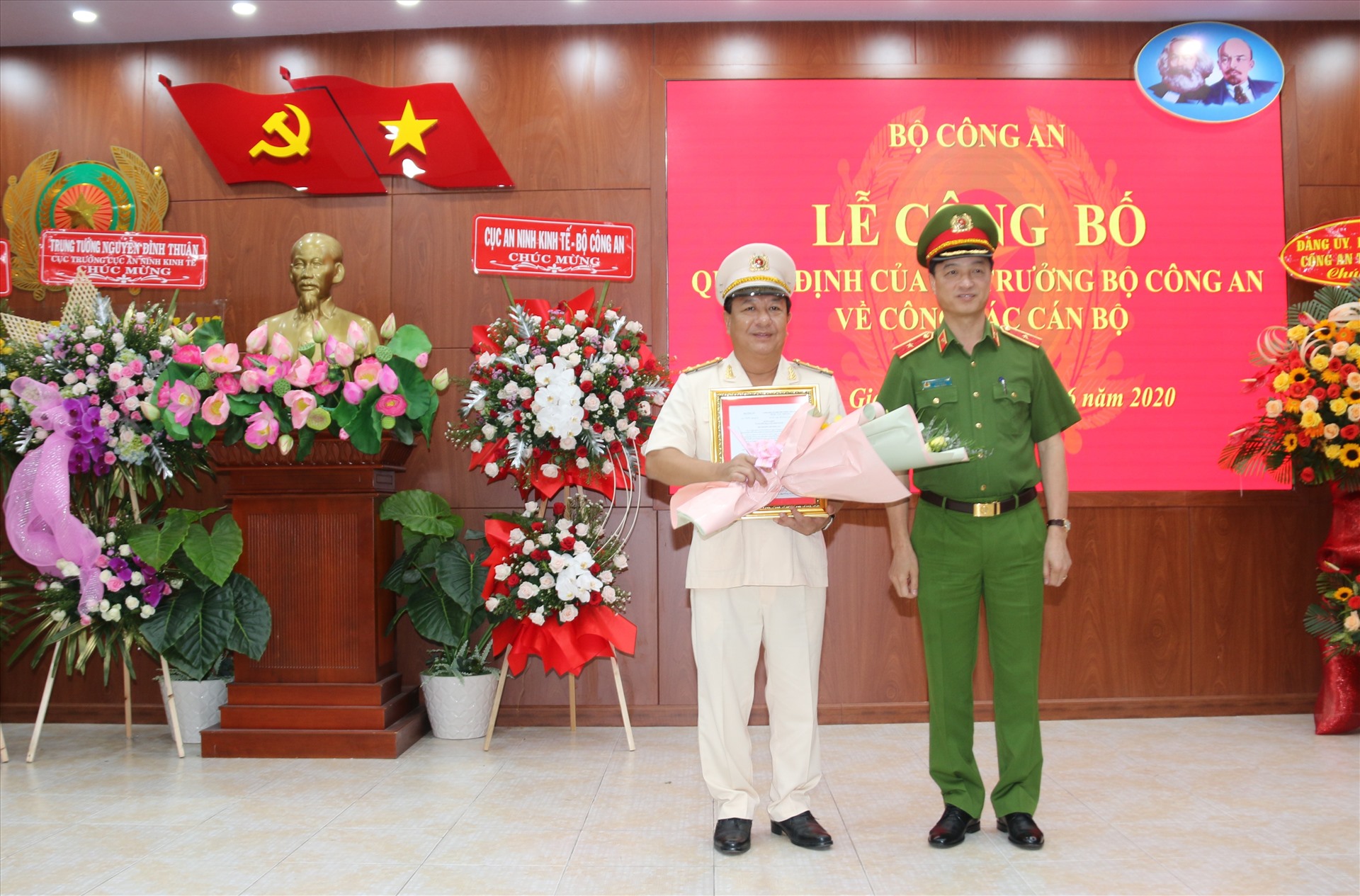 Thiếu tướng Đỗ Duy Ngọc (phải), Thứ trưởng Bộ Công an trao quyết định của Bộ trưởng Bộ Công an cho Đại tá Đỗ Triệu Phong. Ảnh: N.A