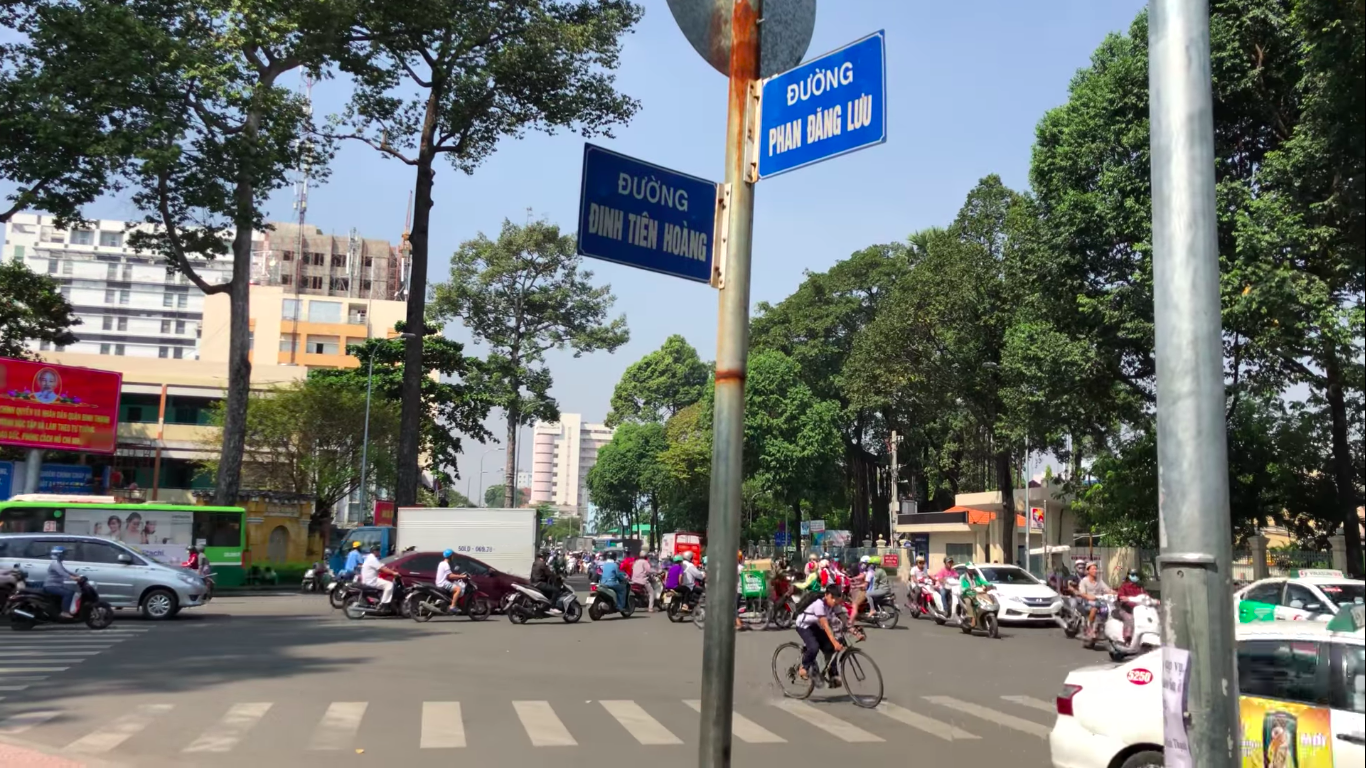 Đường Đinh Tiên Hoàng dài 947 m từ cầu Bông đến đường Phan Đăng Lưu (quận Bình Thạnh) được đề xuất đổi tên thành đường Lê Văn Duyệt. Ảnh: Nguyễn Hữu Huy