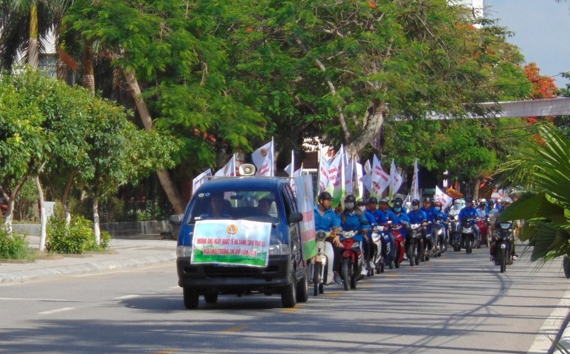 Diễu hành tuyên truyền bảo vệ môi trường của CNVCLĐ quận Đồ Sơn. Ảnh ML