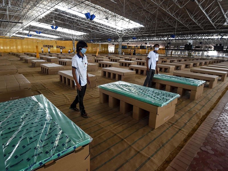 Hàng nghìn chiếc giường làm bằng bìa các tông đang được lắp ráp tại các cơ sở y tế tạm thời ở Ấn Độ, trong khi hệ thống y tế nước này đang chịu áp ứng lớn do số ca nhiễm mới hàng ngày lên tới hàng chục nghìn. Ảnh: AFP.