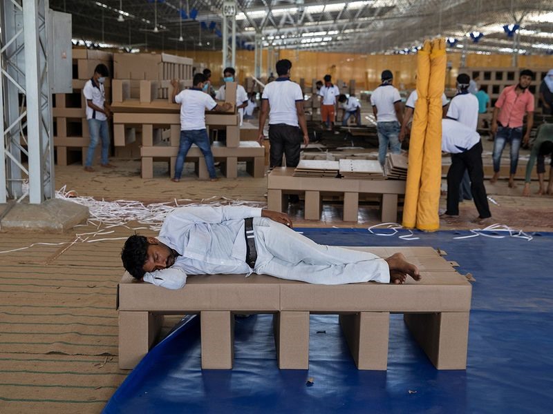 Chính quyền New Delhi đang lắp đặt 10.000 giường tại một bệnh viện dã chiến ở ngoại ô thành phố. Mumbai, nơi đang chứng kiến sự quá tảo ở các bệnh viện, cũng đang áp dụng loại giường này. Ảnh: AFP.