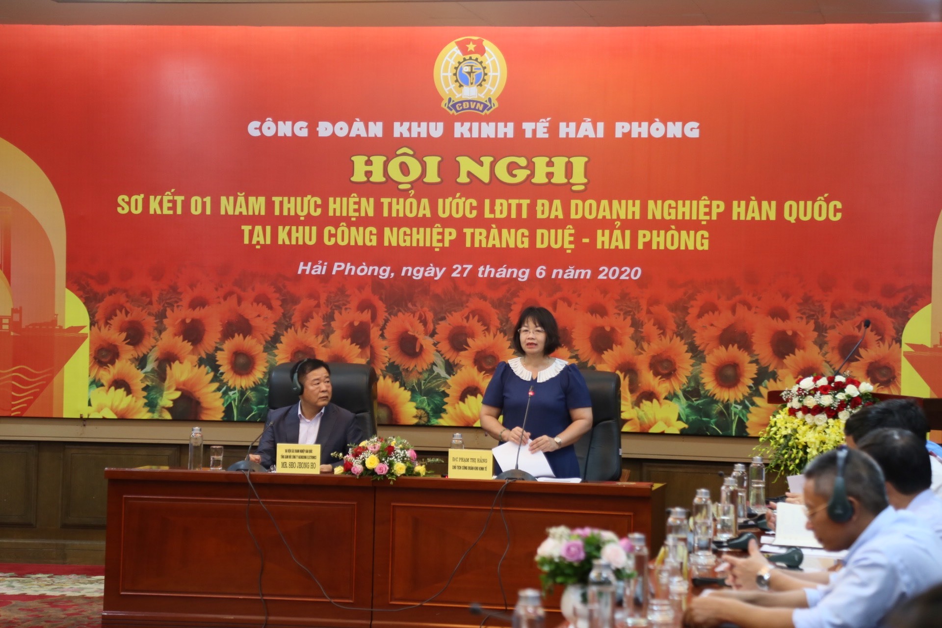 Bà Phạm Thị Hằng - Chủ tịch CĐ KKT Hải Phòng đánh giá tình hình thực hiện thỏa ước nhóm doanh nghiệp. Ảnh Duy Lân