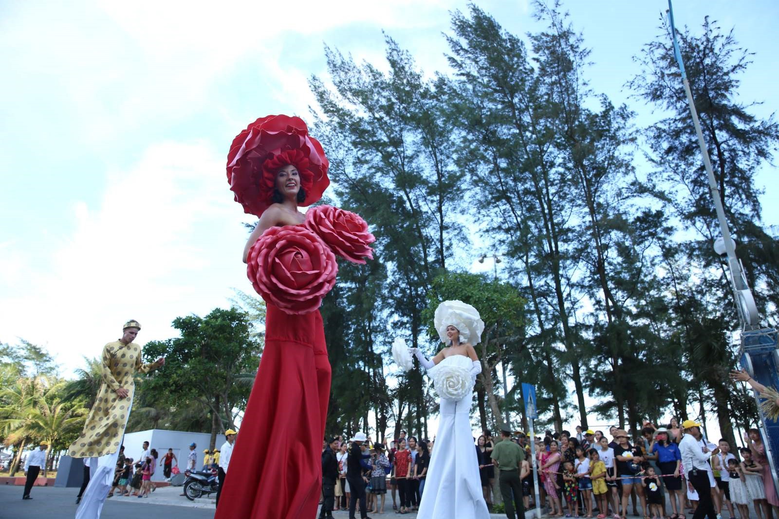 Nhiều vũ công Châu Âu mang đến phần trình diễn mãn nhãn tại Lễ hội Carnival Thanh Hoá 2020. Ảnh: TDC.