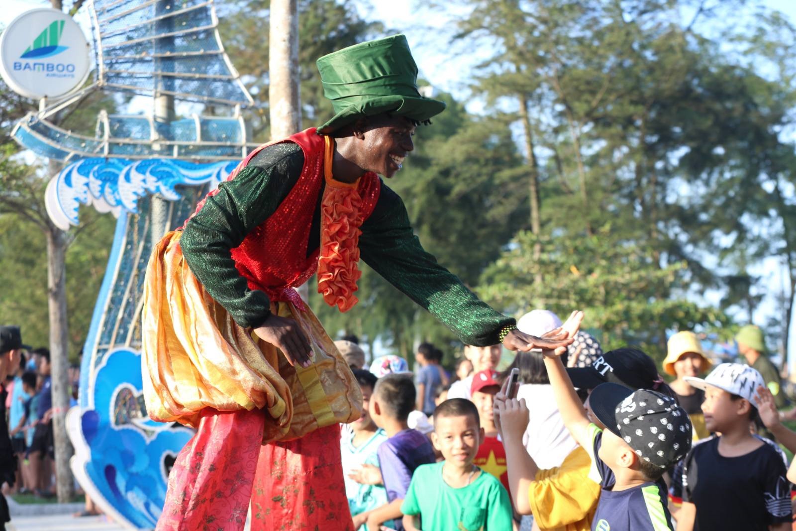 Nhiều em nhỏ thích thú khi được tham gia lễ hội lần này.