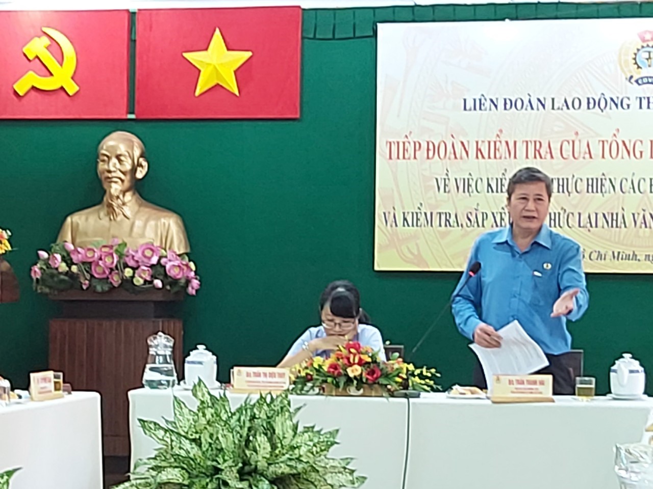 Phó Chủ tịch Thường trực Tổng LĐLĐVN Trần Thanh Hải (người đứng) phát biểu chỉ đạo buổi làm việc. Ảnh Nam Dương