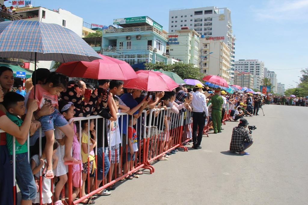 Hàng nghìn người dân, du khách đã hứng khởi đội nắng, tham gia diễu hành dọc bãi biển Sầm Sơn. Ảnh: Quách Du