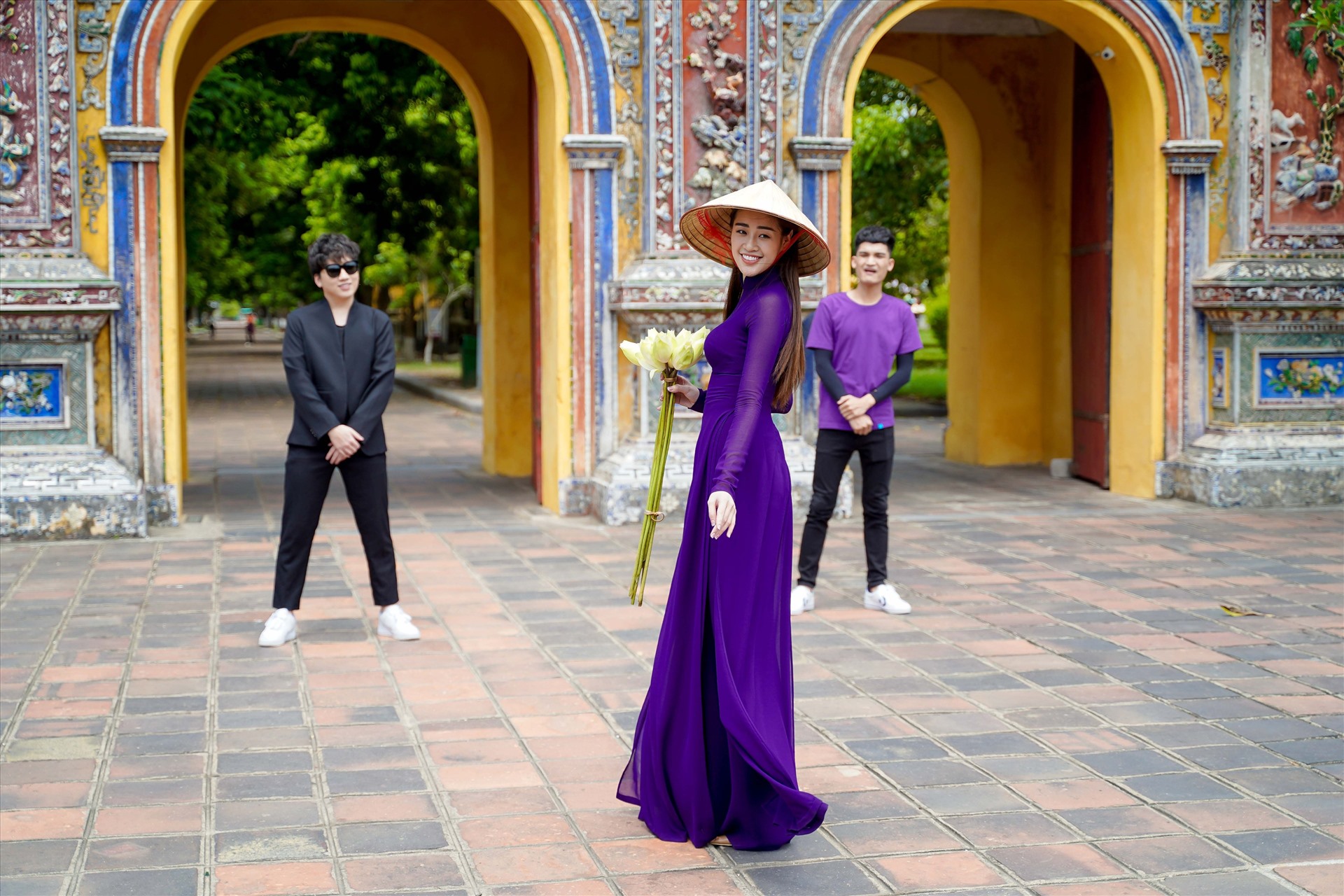 Ngoài thời gian ghi hình, Hoa hậu Khánh Vân đã tranh thủ cùng êkip khám phá cố đô Huế, thăm chùa Thiên Mụ. Cô còn thực hiện video review bún bò huế Bà Lan - được cô tình cờ gặp khi đang dạo một vòng quanh chợ.