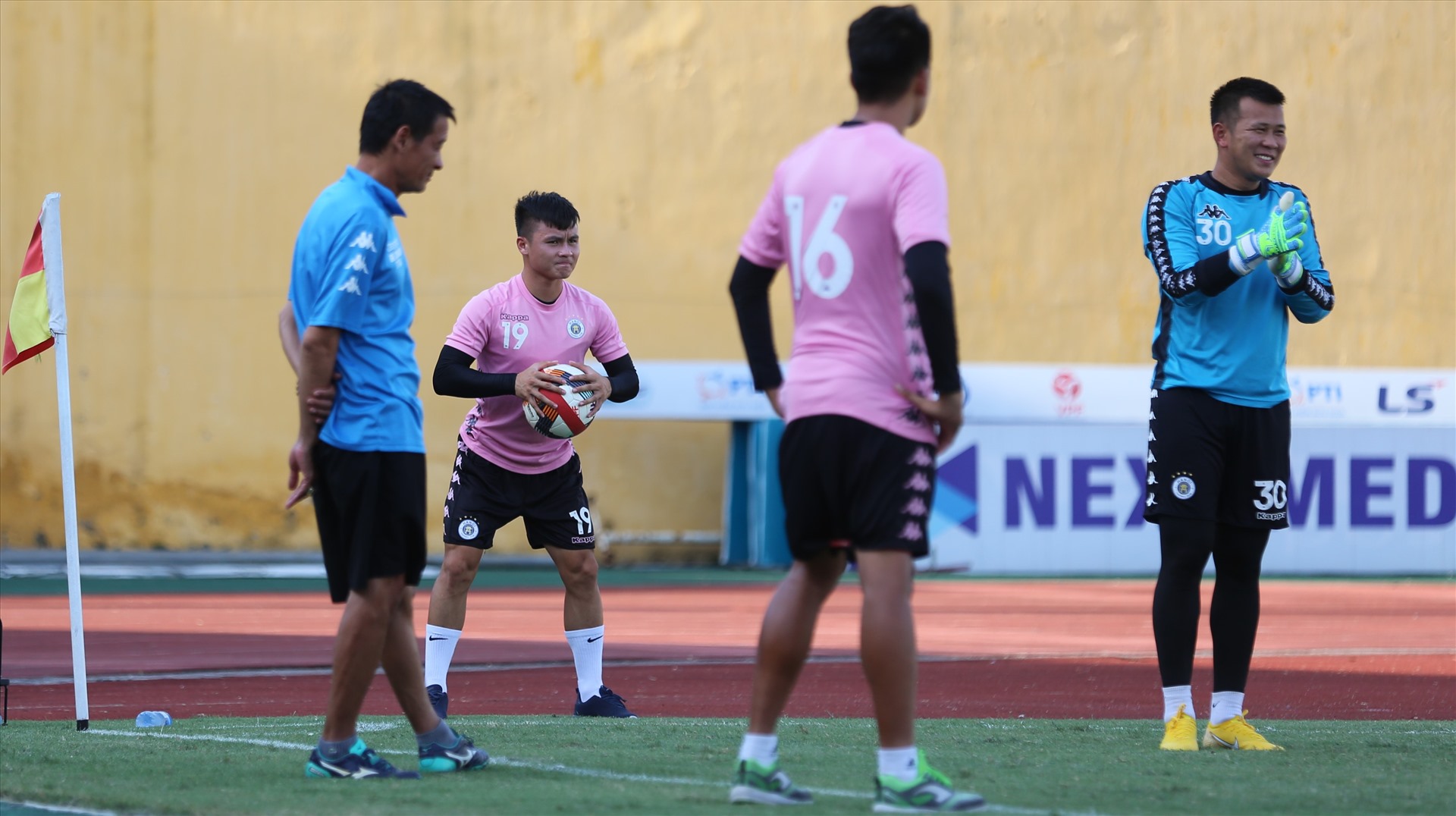 Quang Hải phải tập riêng khi các đồng đội khởi động trong sân.