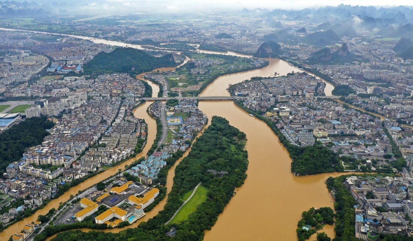 Một bức ảnh chụp chụp thành phố Quế Lâm từ trên không hôm 9.6 cho thấy sông Lệ Giang bị ngập lụt sau cơn mưa xối xả liên tục. Ảnh: Tân Hoa Xã