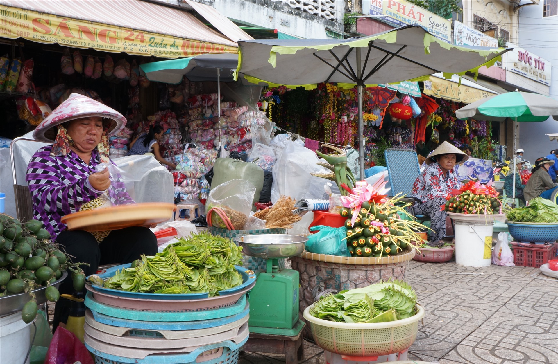 Khu vực kinh doanh trầu cau trên đường Lê Quang Sung – đoạn gần bến xe Chợ Lớn (quận 5, TPHCM).
