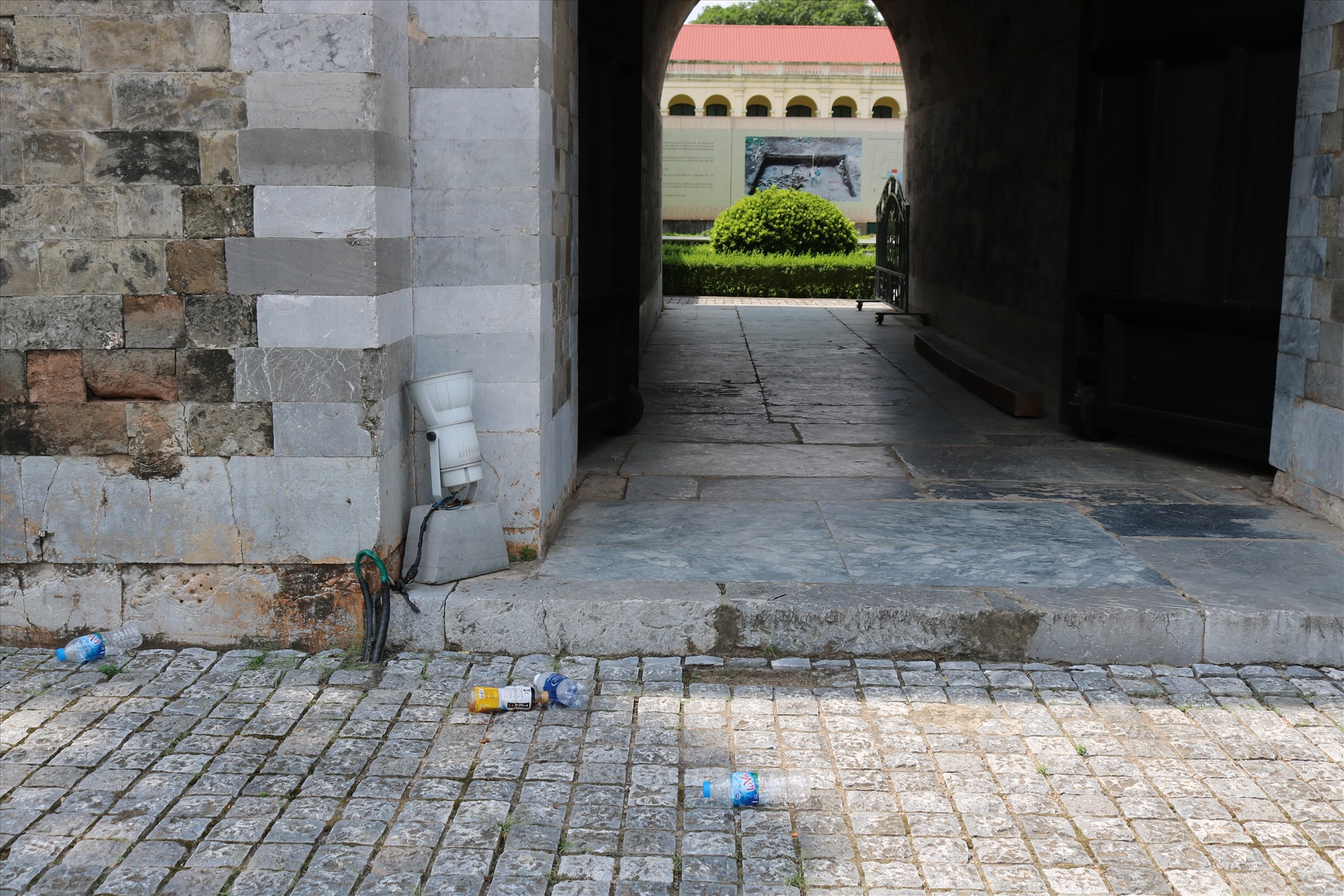 Vỏ chai nhựa nằm ngổn ngang trước cổng thành Thăng Long. Ảnh: Nhất Thiên