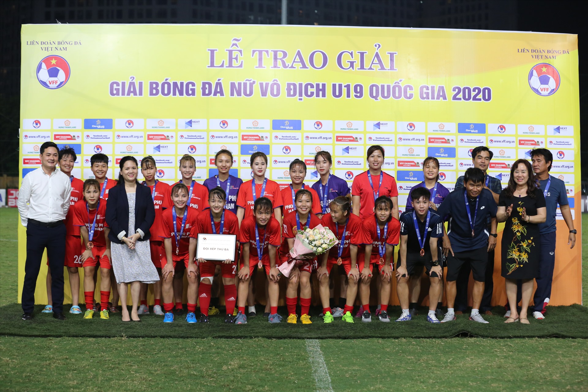 Phong Phú Hà Nam giành hạng 3 chung cuộc, đây cũng là giải đấu đầu tiên của Nguyễn Thị Tuyết Dung trên cương vị trợ lý huấn luyện viên.