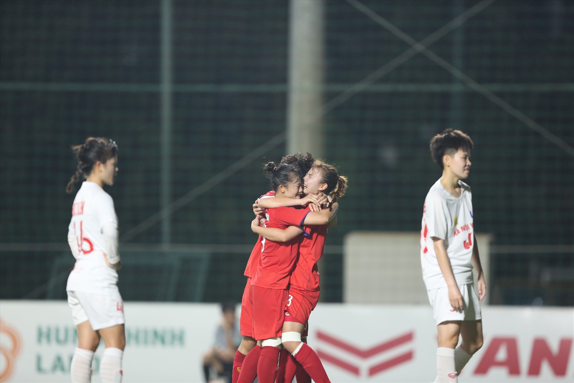 Cầu thủ nữ Hà Nam ăn mừng đầy cảm xúc sau bàn thắng gỡ hòa vào lưới Hà Nội cũng là bàn ấn định tỷ số hòa 1-1 của trận đấu.