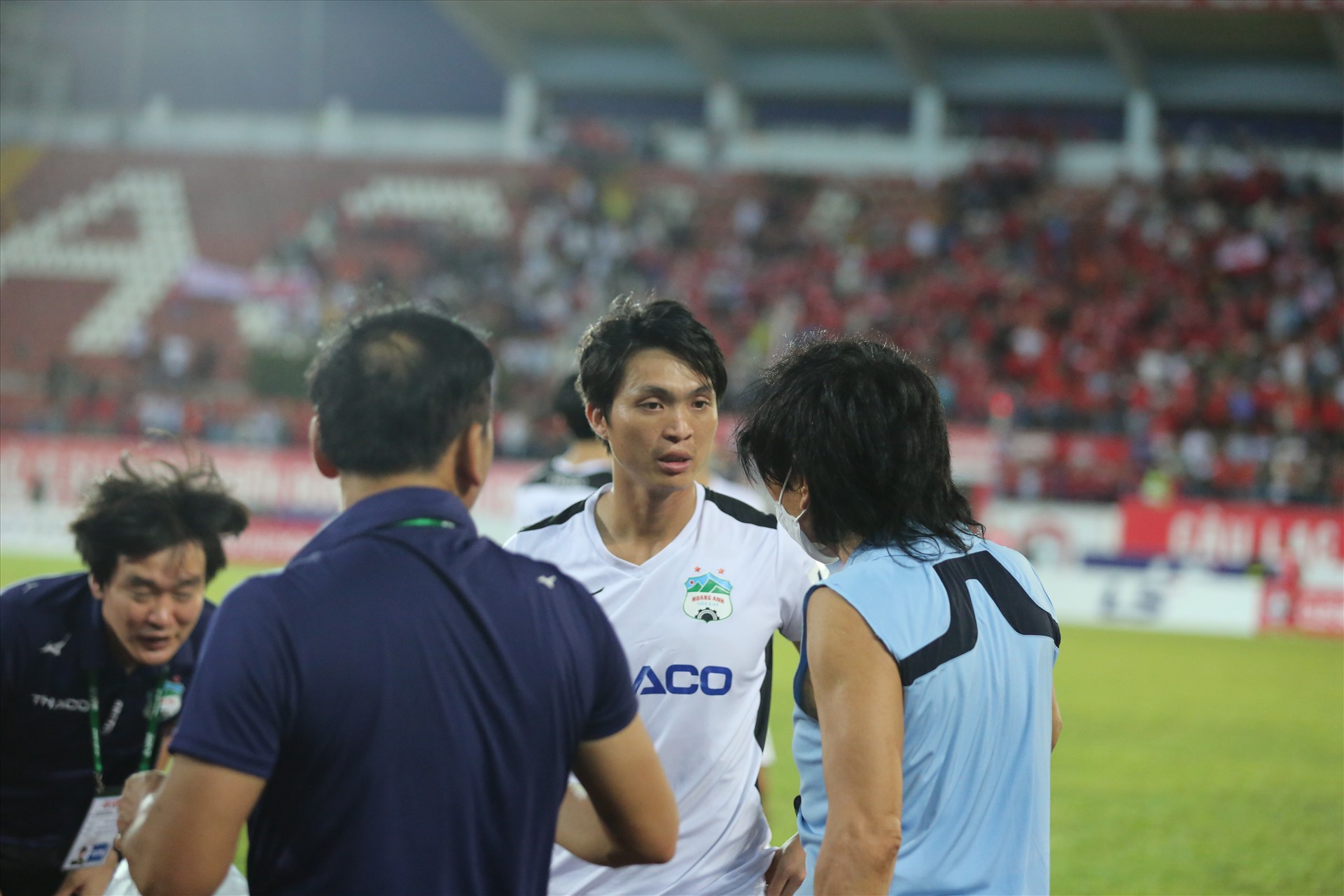 Một cầu thủ khác của Hoàng Anh Gia Lai cũng dính chấn thương là Tuấn Anh. Tiền vệ người Thái Bình được chuyên gia Choi Young Jin thăm hỏi sau trận đấu về tình hình cụ thể.
