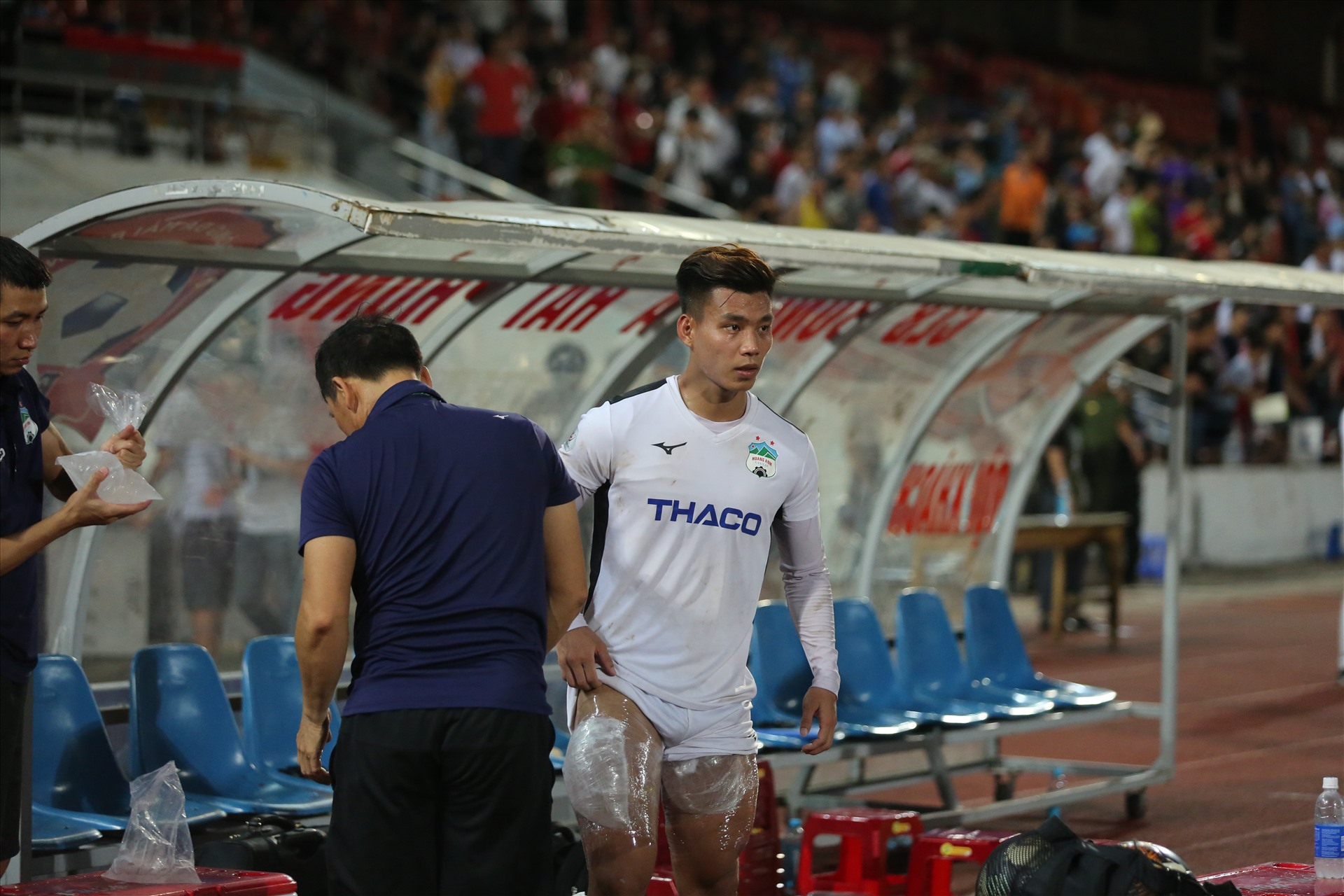 Sau khi trận đấu kết thúc, Văn Thanh cũng bị đau nhẹ.
