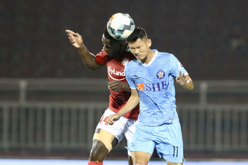 Tiền đạo Phan Văn Long có ngày thi đấu thành công khi ghi bàn cho Đà Nẵng trước TP.HCM. Ảnh: VPF.