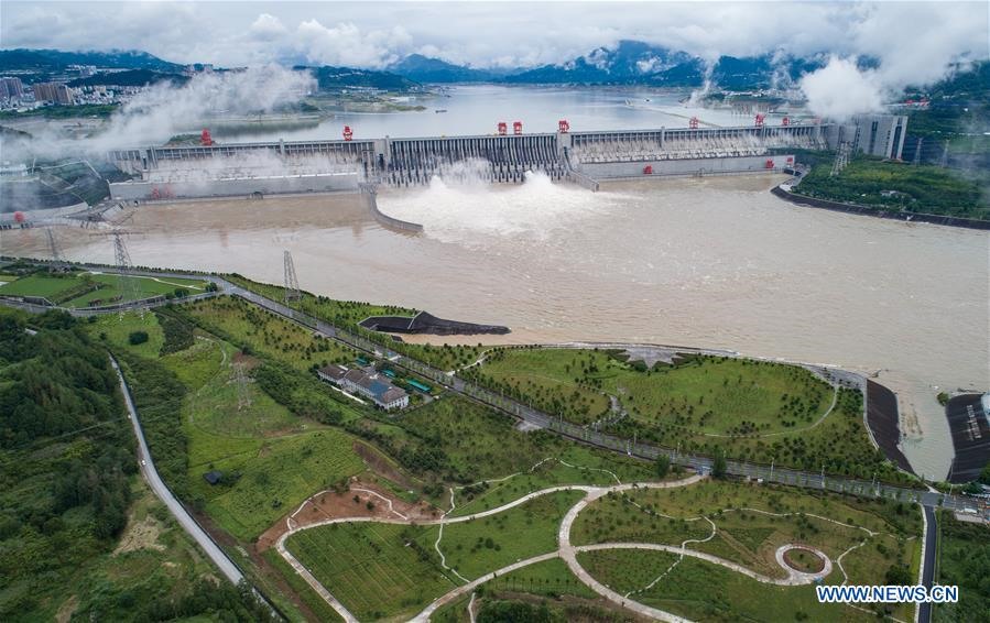 Do mưa lớn ở thượng nguồn của sông Dương Tử, hồ chứa nước đập Tam Hiệp đã tăng lượng xả lũ trong những thời gian gần đây. Ảnh: Tân Hoa Xã.