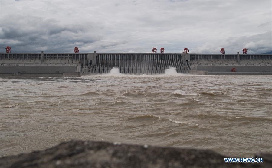 Một số hình ảnh mới nhất về đập Tam Hiệp do Tân Hoa Xã chụp và đăng tải ngày 29.6. Trong đó có hình ảnh một phóng viên chụp ảnh các cửa xả lũ của hồ chứa Tam Hiệp ở tỉnh Hồ Bắc hôm 29.6 (ảnh 3). Ảnh: Tân Hoa Xã.