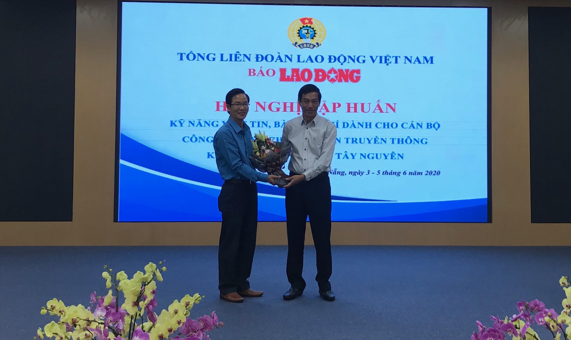 Ông Phạm Sỹ Hùng, Phó Tổng Giám đốc Điệb lực miền Trung (phải) tặng hoa chúc khóa học thành công. Ảnh: Tường Minh