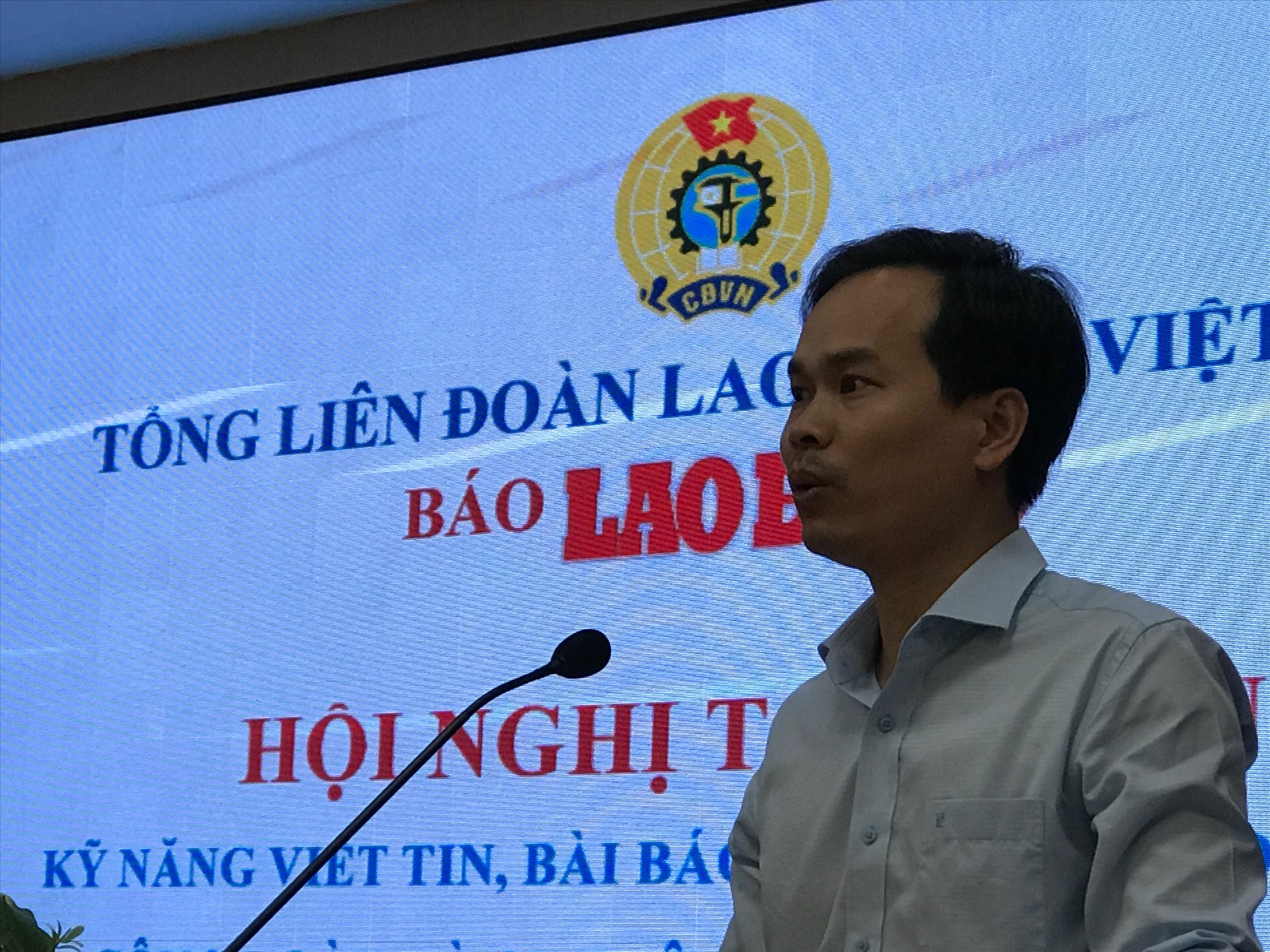 Ông Nguyễn Duy Minh - Chủ tịch LĐLĐ thành phố Đà Nẵng phát biểu tại lễ khai mạc. Ảnh: Tường Minh