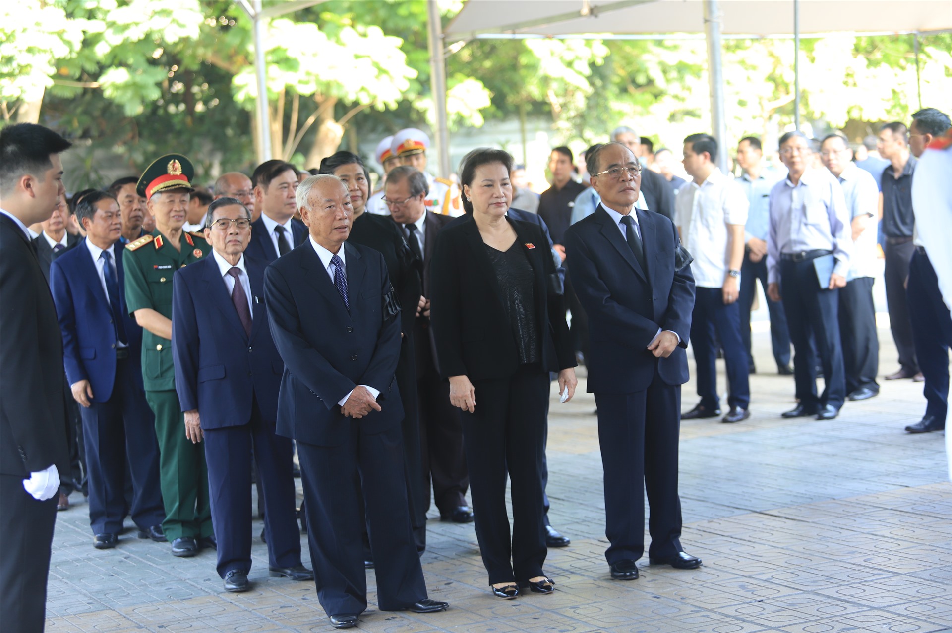 Đoàn Ủy ban thường vụ Quốc hội do Ủy viên Bộ Chính trị, Chủ tịch Quốc hội Nguyễn Thị Kim Ngân dẫn đầu vào viếng.
