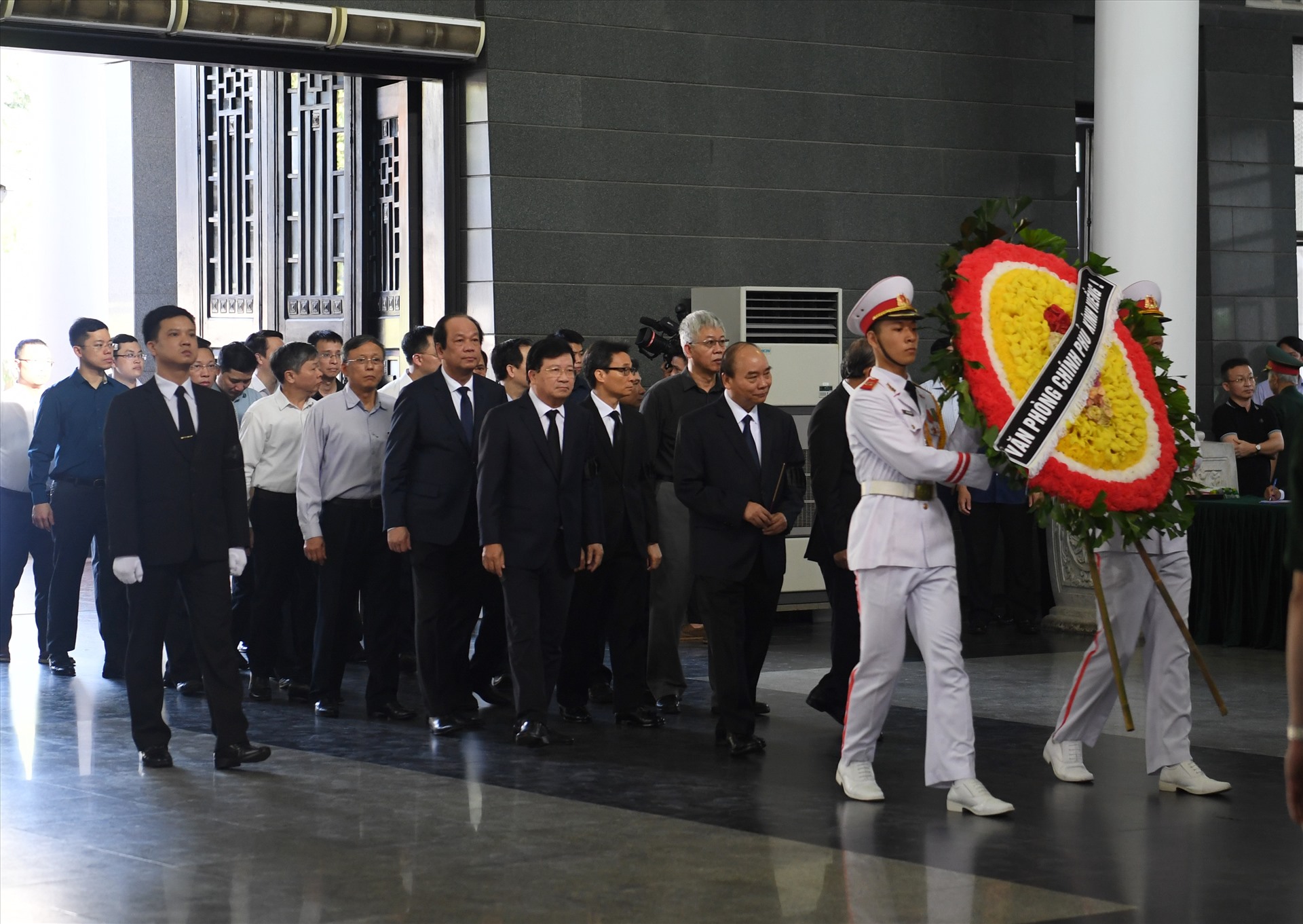 Đoàn Chính phủ do Uỷ viên Bộ chính trị, Thủ tướng Chính phủ Nguyễn Xuân Phúc dẫn đầu cùng Văn phòng Chính phủ vào viếng.