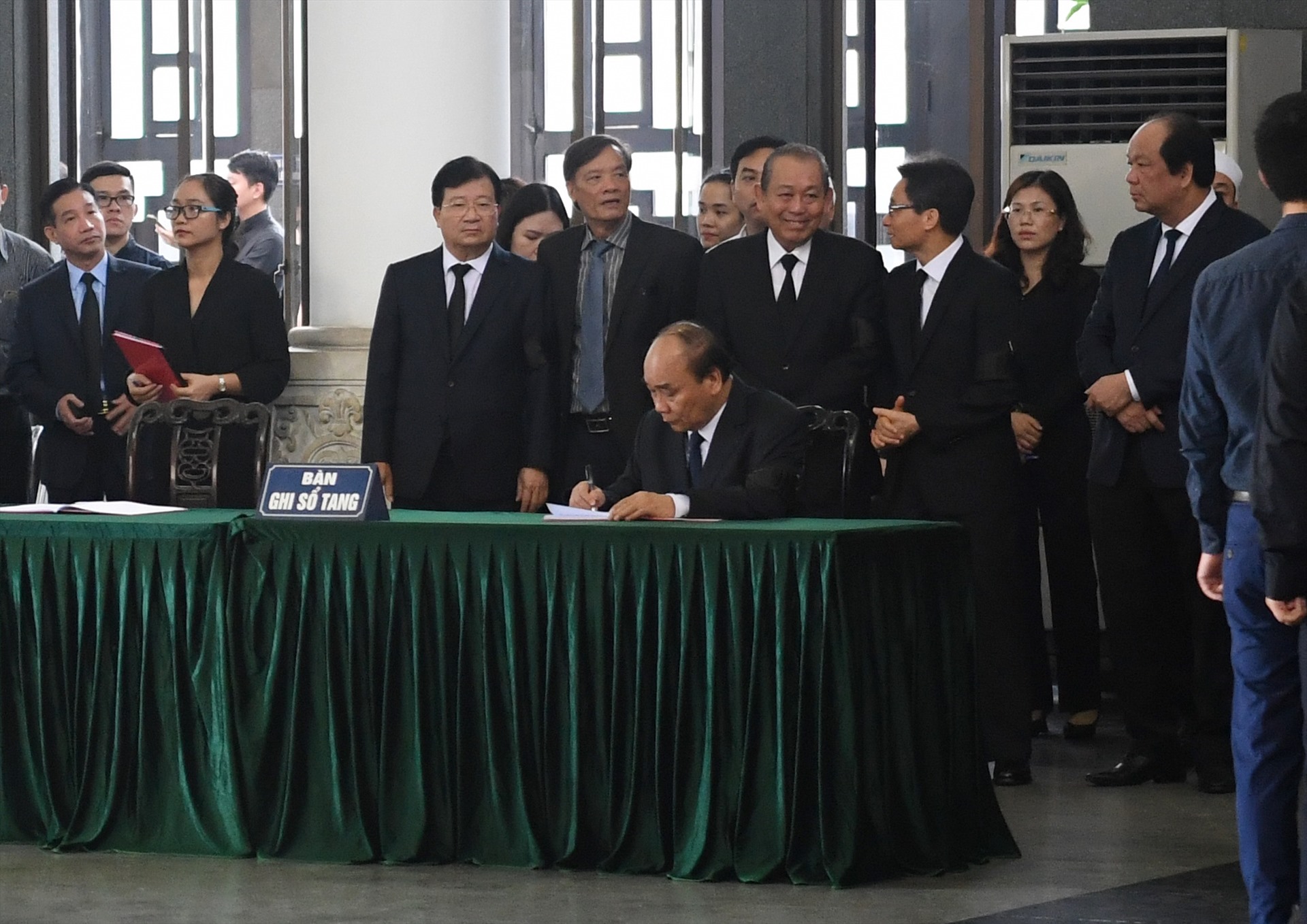 Thủ tướng ghi sổ tang viếng nguyên Chủ nhiệm Văn phòng Quốc hội Vũ Mão.