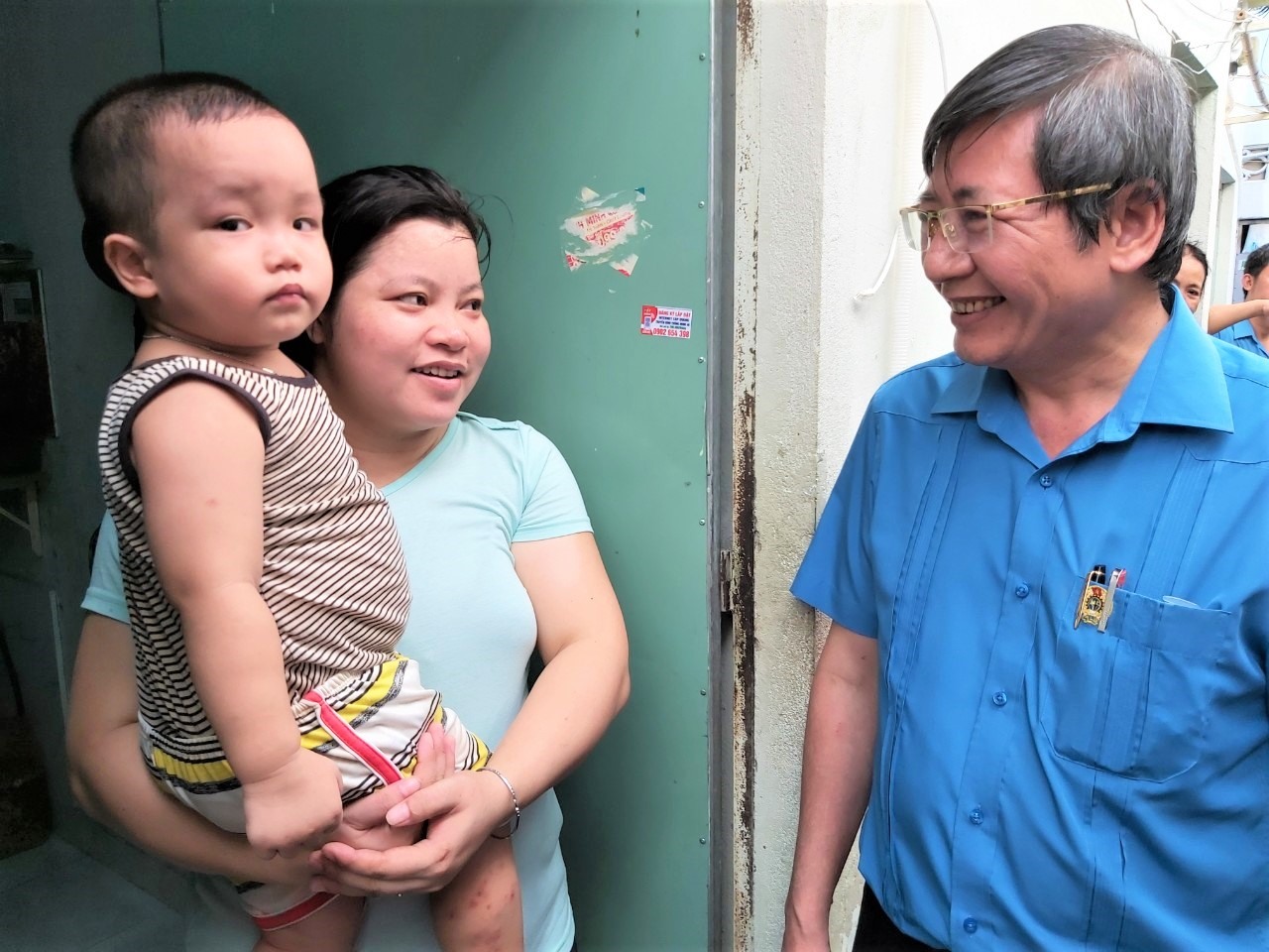 Phó Chủ tịch Thường trực Tổng LĐLĐVN thăm hỏi công nhân ở trọ tại khu nhà trọ của gia đình bà Trần Thị Hà. Ảnh Nam Dương