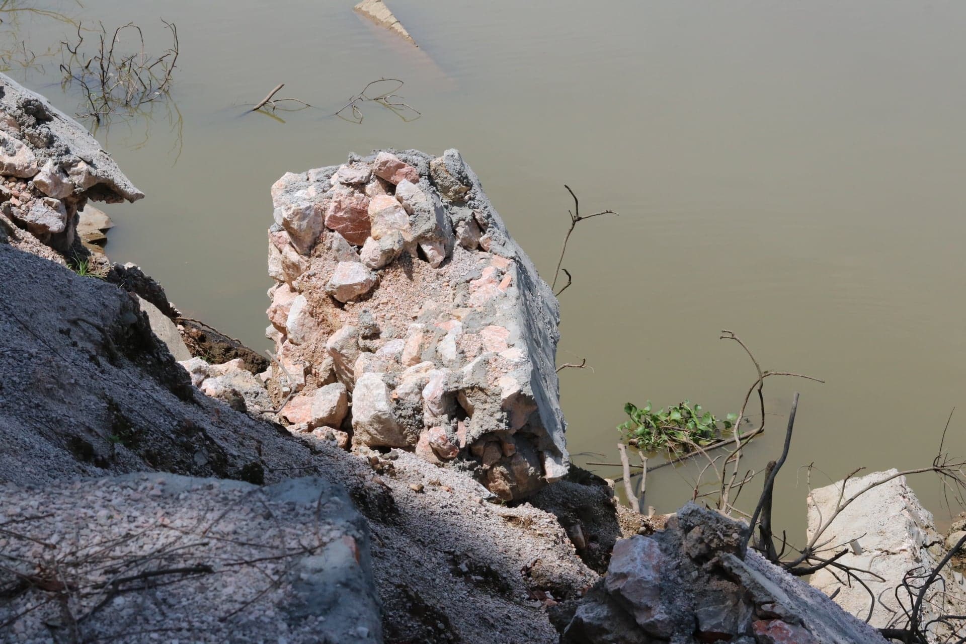 Nhiều khối đá hộc đã bị đứt gãy, nằm lăn lóc dọc theo bờ sông Bùi.