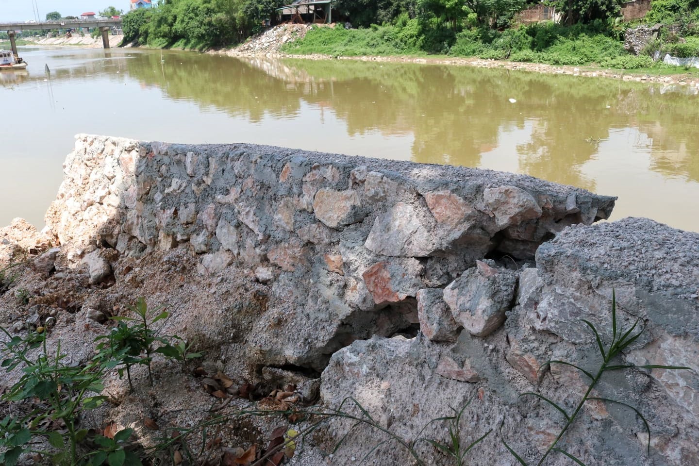 Bờ kè sông ở thôn Lưu Xá đã bị đứt gãy, sụt lún nghiêm trọng.