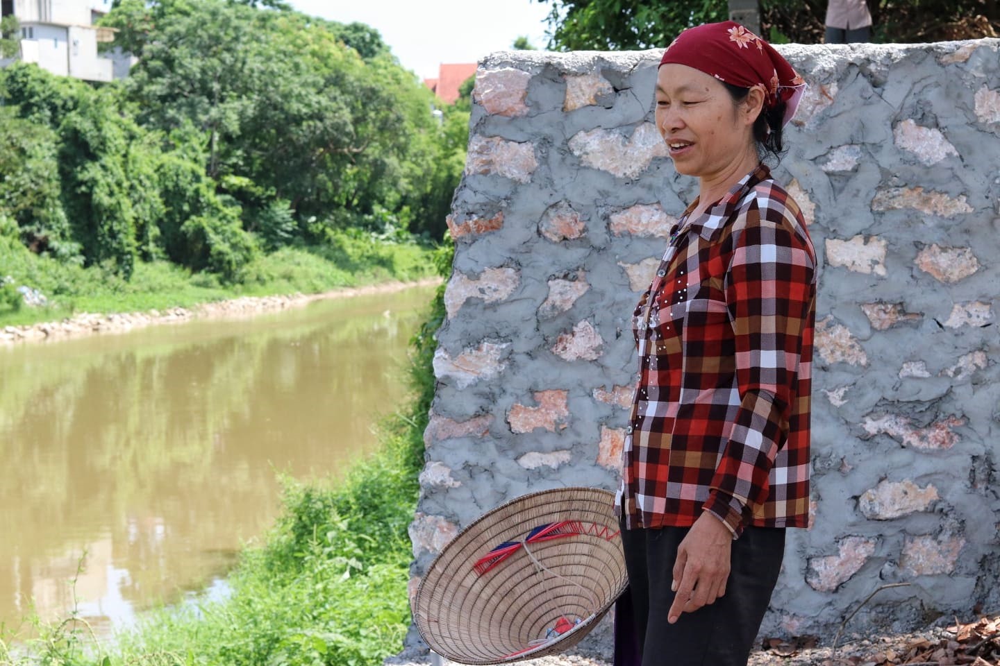 Bà Hồ Thị Chung lo lắng về sự an toàn của bờ kè sông Lưu Xá khi mùa mưa bão đang đến gần.