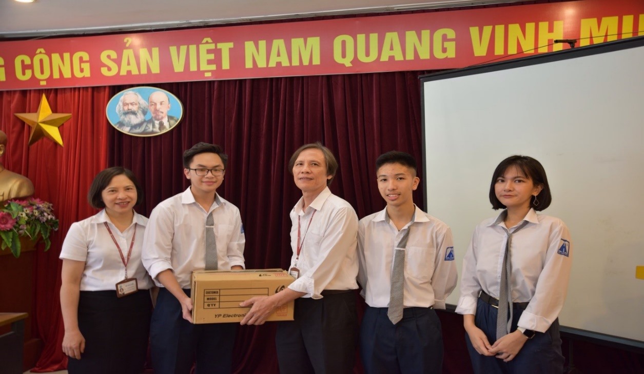 Học sinh Đinh Lan Chi, Hoàng Đức Minh, Trần Trung Kiên tại Trường THPT chuyên Hà Nội – Amsterdam.