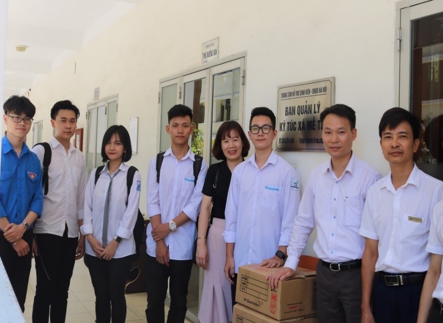 Học sinh câu lạc bộ khoa học tại ký túc xá Mễ trì.