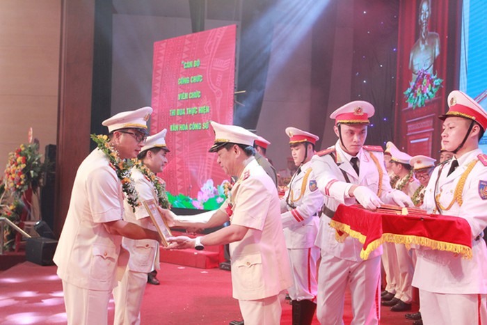 Trung tướng Đoàn Duy Khương tặng danh hiệu thi đua cho các cá nhân. Ảnh: Lam Thanh