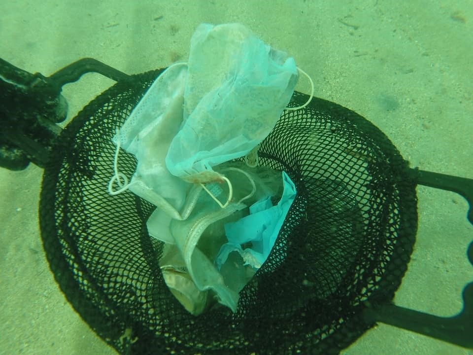 Tổ chức làm sạch biển Opération Mer Propre ở Pháp đã nhặt được rác thải y tế dưới đáy biển. Ảnh: Opération Mer Propre