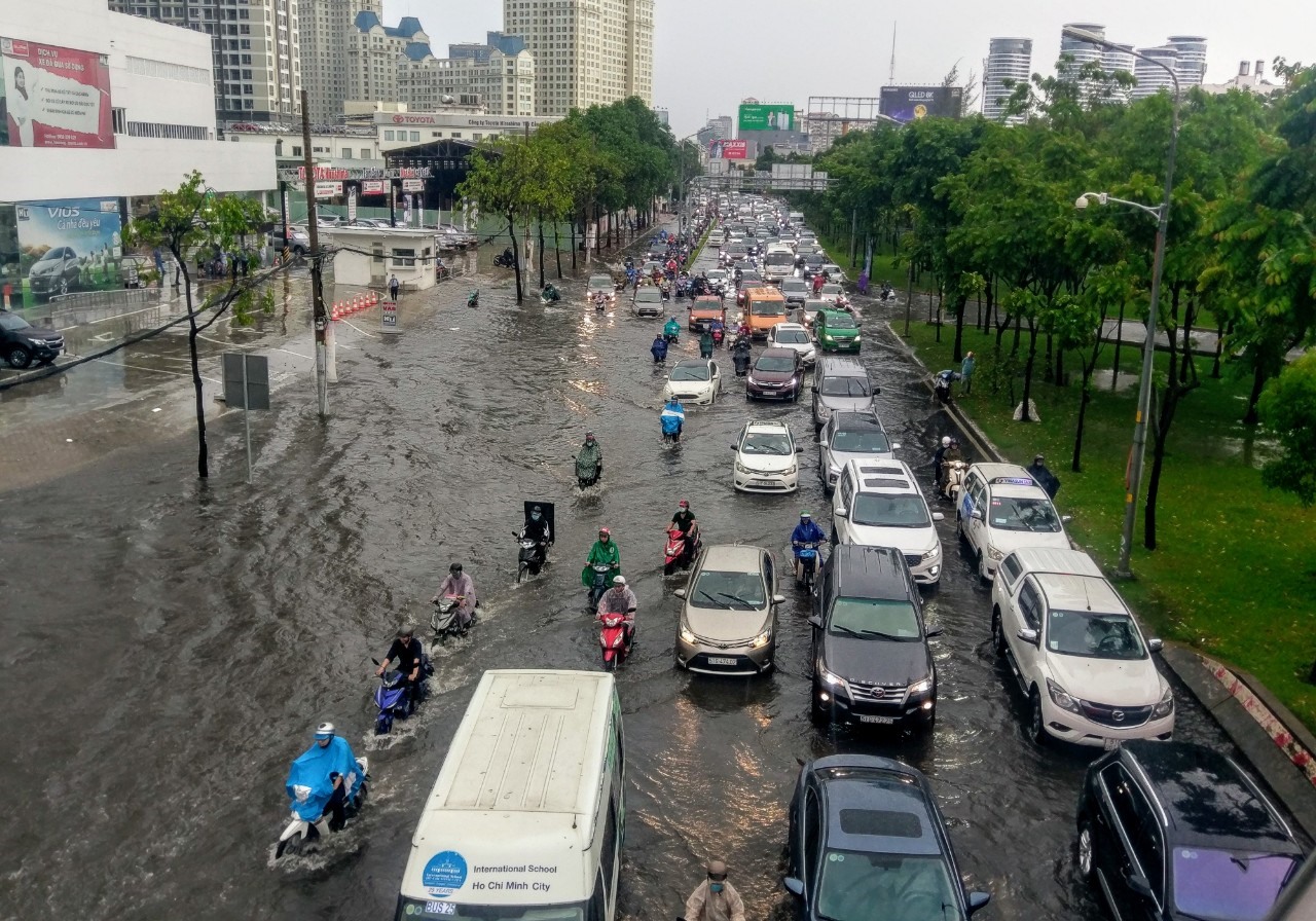 Ngập nước khiến kẹt xe kéo dài trên đường Nguyễn Hữu Cảnh.  Ảnh: Minh Quân