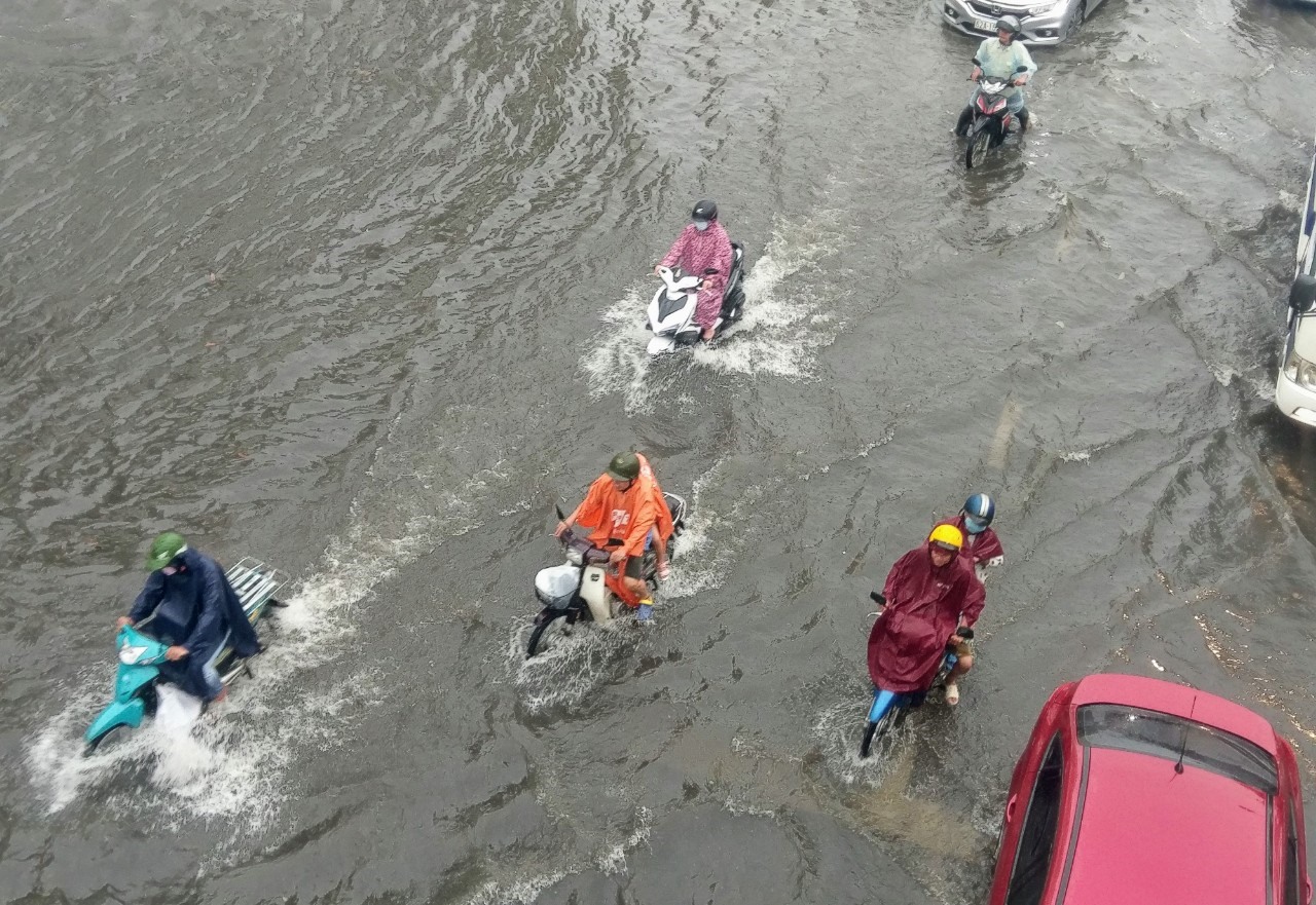 Mưa to làm đường Nguyễn Hữu Cảnh - đoạn gần chân cầu vượt ngập suốt 2 giờ chưa rút nước.  Ảnh: Minh Quân