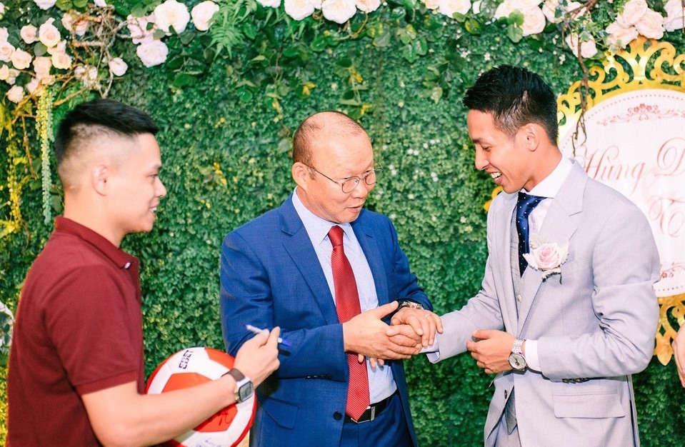 Huấn luyện viên Park Hang-seo tại đám cưới Hùng Dũng. Ảnh: TL