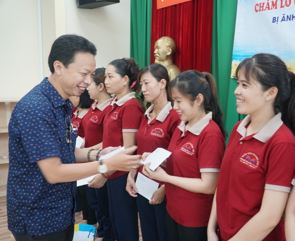 Ông Nguyễn Thành Đô, Trưởng Ban Chính sách - Pháp luật LĐLĐ TPHCM tặng quà của tổ chức Công đoàn TP cho đoàn viên bị ảnh hưởng việc lka2m do dịch COVID-19. Ảnh Đức Long