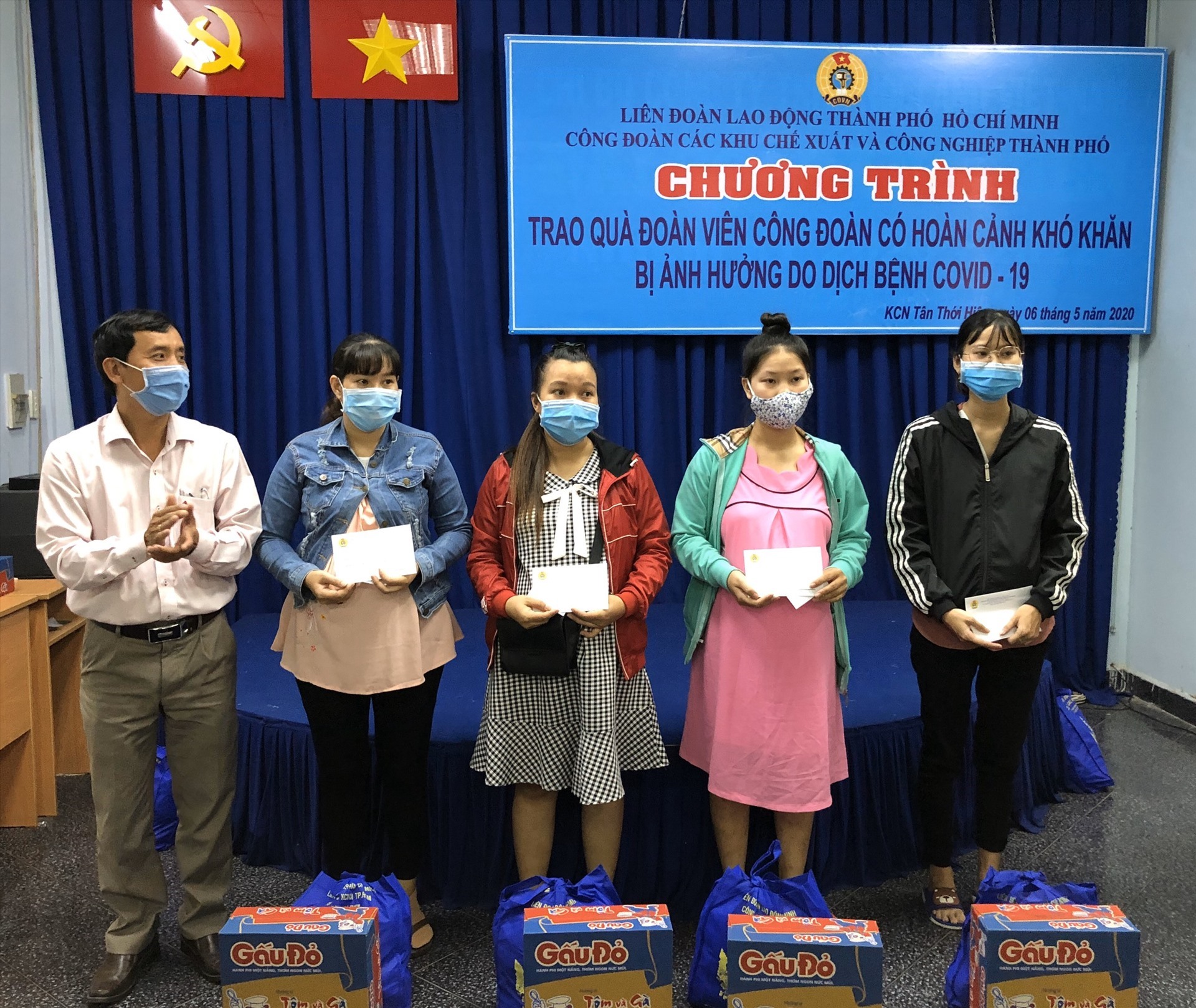 Công đoàn các KCX&CN TPHCM hỗ trợ lao động nữ bị ảnh hưởng việc làm do dịch COVID-19. Ảnh Thu Hà.