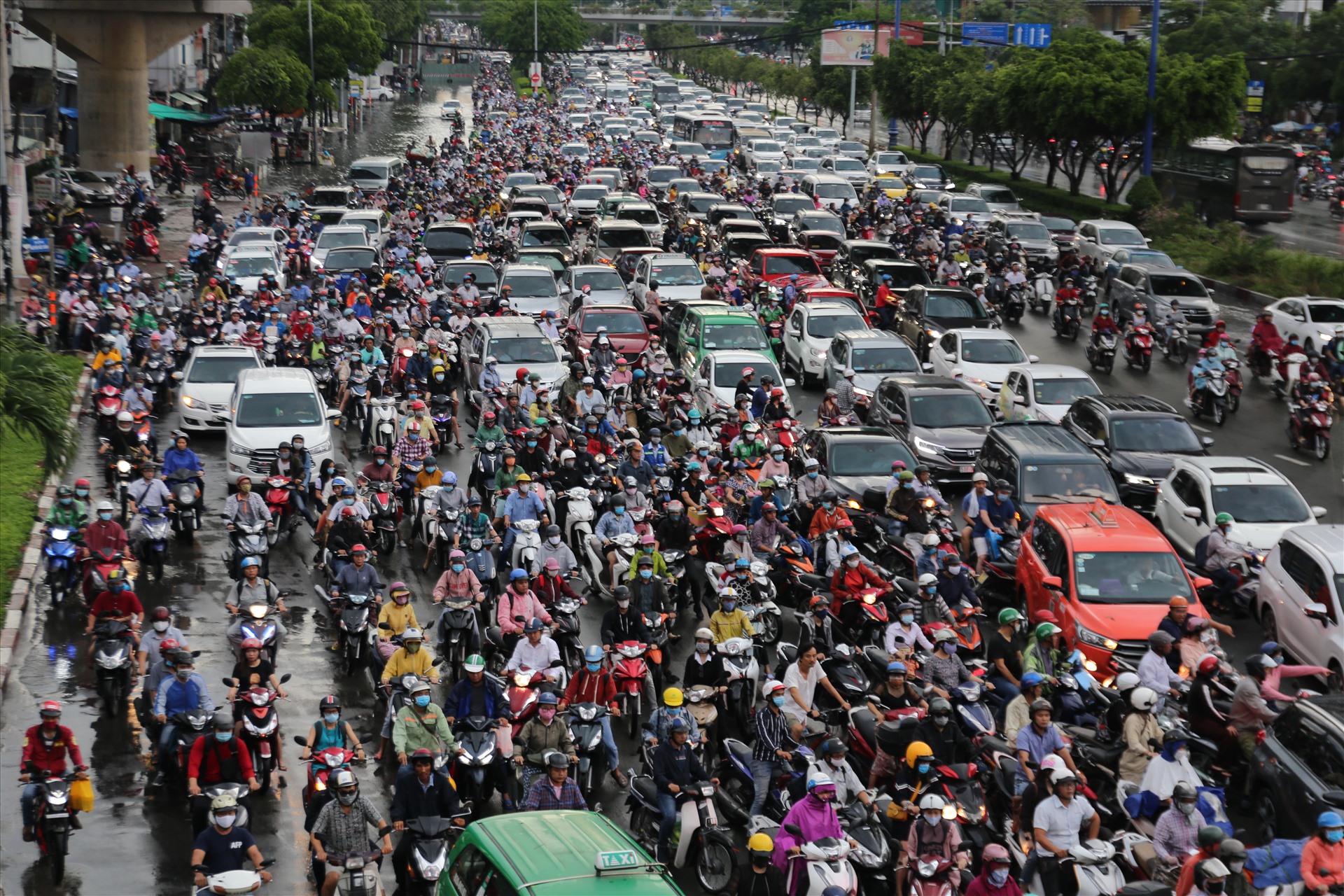 Kẹt xe lây sang đường Điện Biên Phủ khiến người dân khổ sở giờ tan tầm.