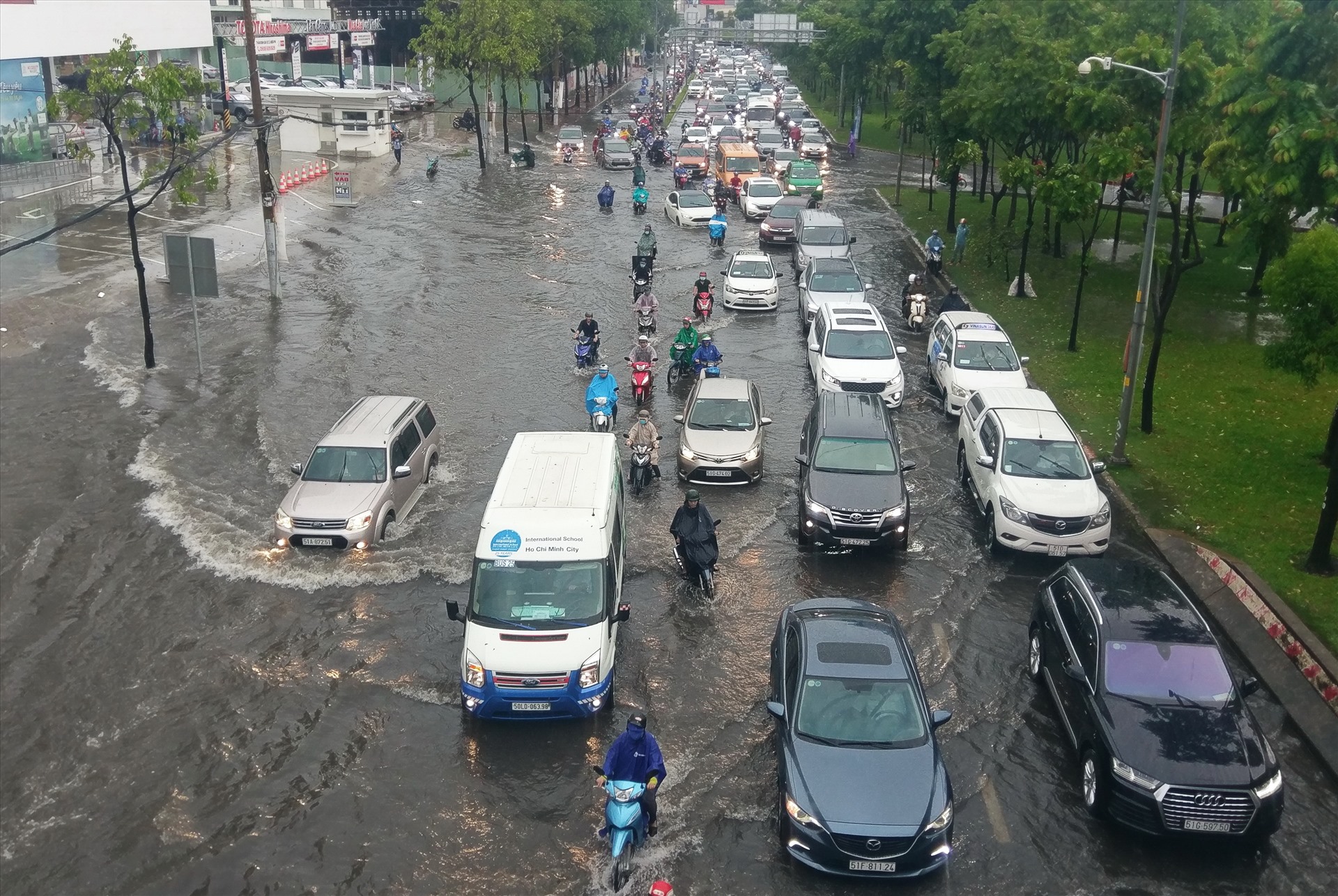 Nước ngập như sông khiến giao thông trên đường Nguyễn Hữu Cảnh hỗn loạn.