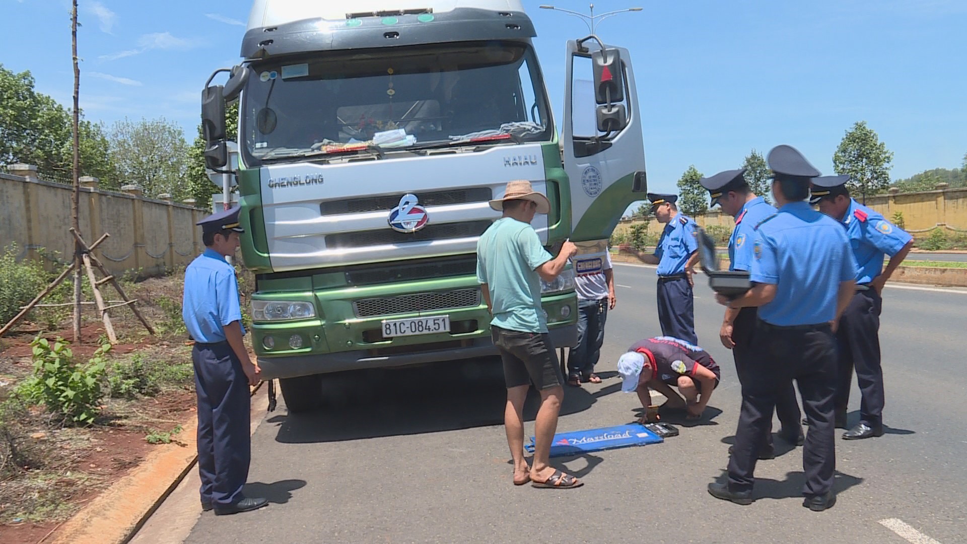 Thanh tra sở giao thông vận tải tỉnh Đắk Lắk đã ra quyết định xử phạt vi phạm hành chính một tài xế điều khiển xe ô tô chở quá tải trọng quy định với số tiền 26,5 triệu đồng. Ảnh: Lin Xong