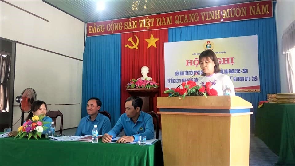 Bà Nguyễn Thị Lý -  Chủ tịch LĐLĐ Đắk Lắk phát biểu tại Hội nghị. Ảnh: Công đoàn Đắk Lắk