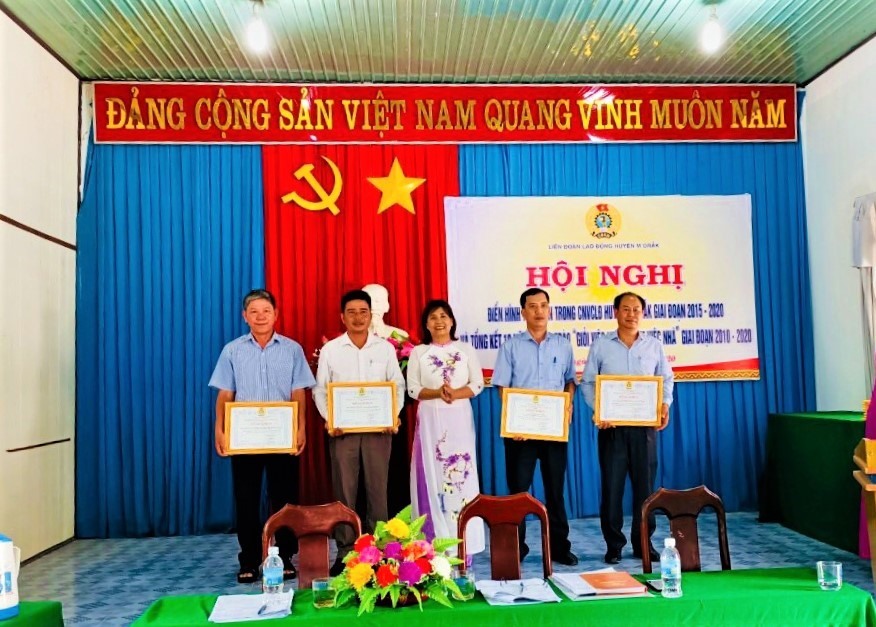 Lãnh đạo LĐLĐ tỉnh Đắk Lắk trao bằng khen cho những cá nhân có thành tích xuất sắc trong hoạt động