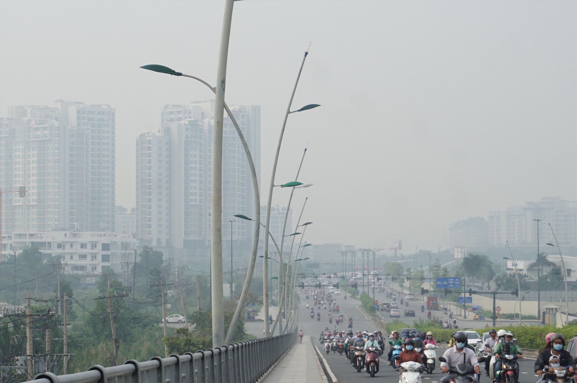 Sương mù bao khu khu đô thị mới Thủ Thiêm.  Ảnh: Minh Quân