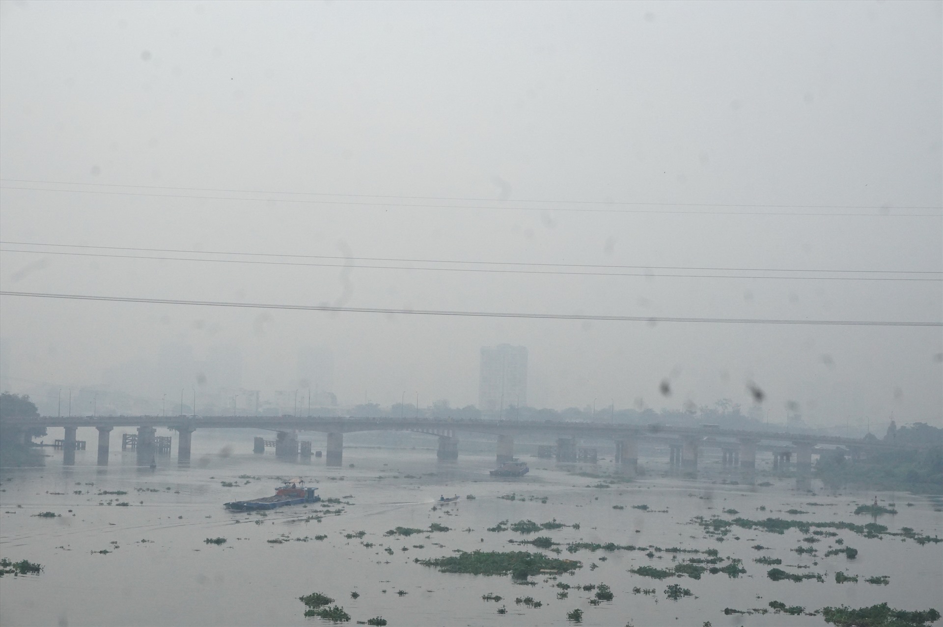Sương mù tại khu vực cầu Bình Triệu. Chỉ số ô nhiễm không khí trên ứng dụng AirVisual liên tục ở mức xấu và kém tại TPHCM trong nhiều ngày qua. Ảnh: Minh Quân