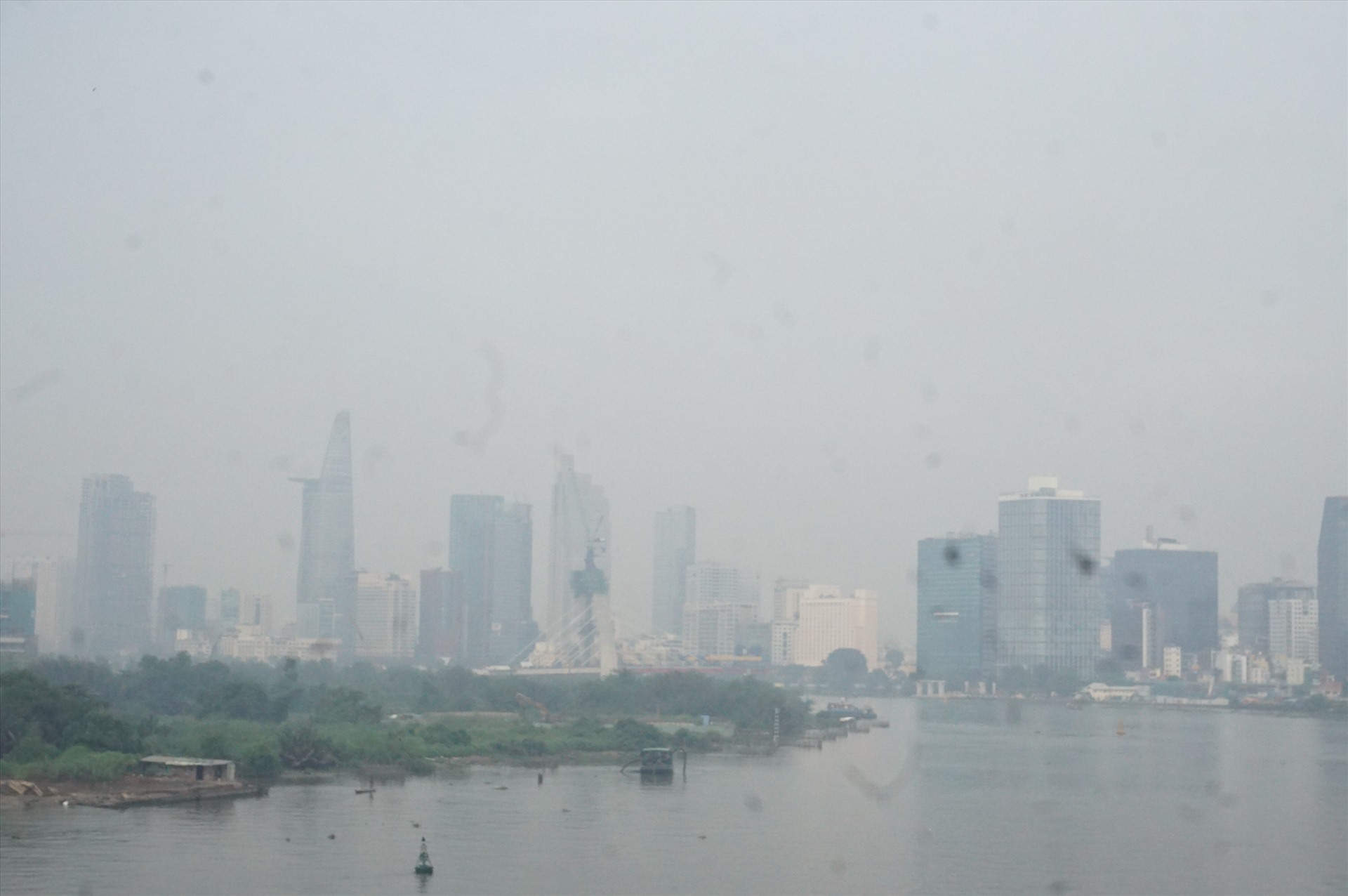 Các tòa nhà cao tại trung tâm quận 1, TPHCM bị sương mù bao phủ   Ảnh: Minh Quân