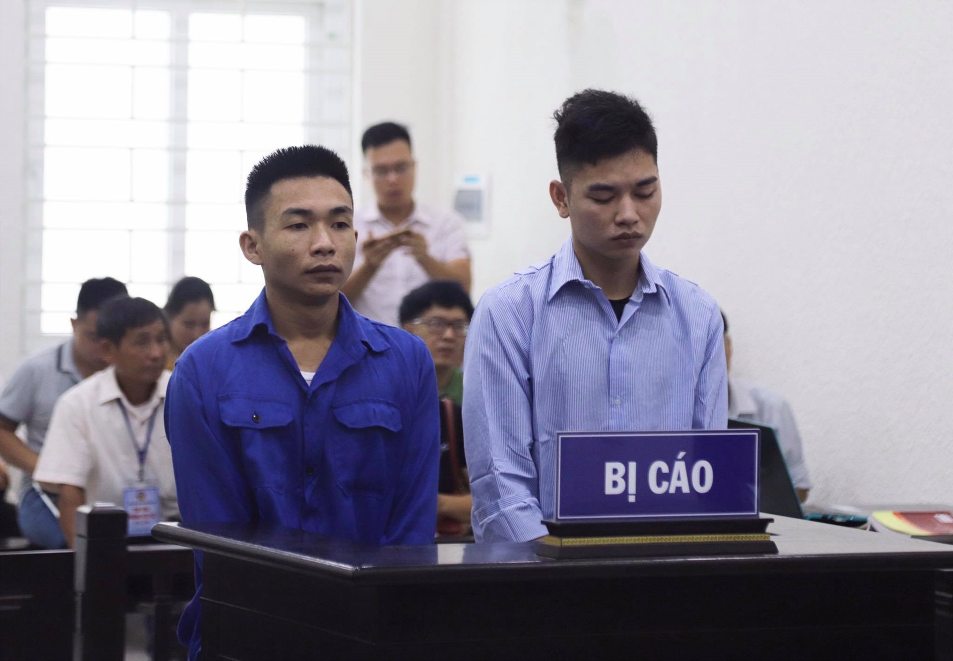 Đinh Văn Giáp (trái) cùng với Đinh Văn Trường đã thuê Nguyễn Cao S. chở đến khu vực vắng rồi ra tay sát hại nạn nhân, cướp chiếc xe máy. Ảnh: V.D.